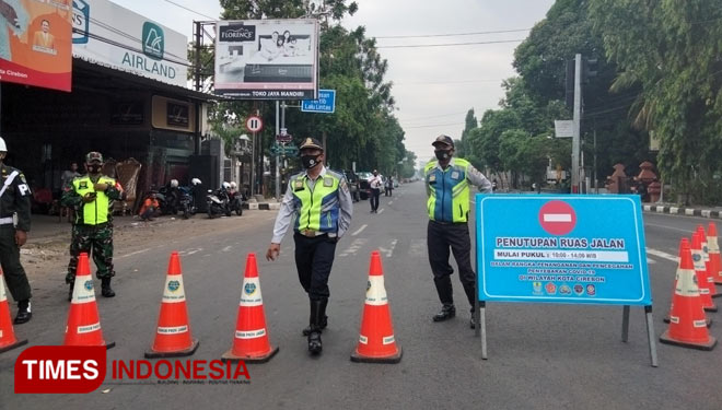 Situasi penjagaan di Jalan Siliwangi Kota Cirebon. (Foto: Ayu Lestari/TIMES Indonesia)