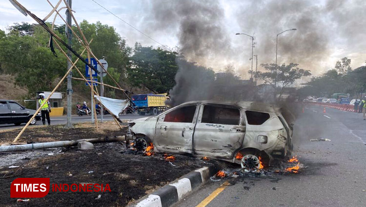 Mobil Suzuki Ertiga hangus terbakar usai terlibat kecelakaan dengan sepeda motor di akses Jembatan Suramadu. (FOTO: Doni Heriyanto/TIMES Indonesia)