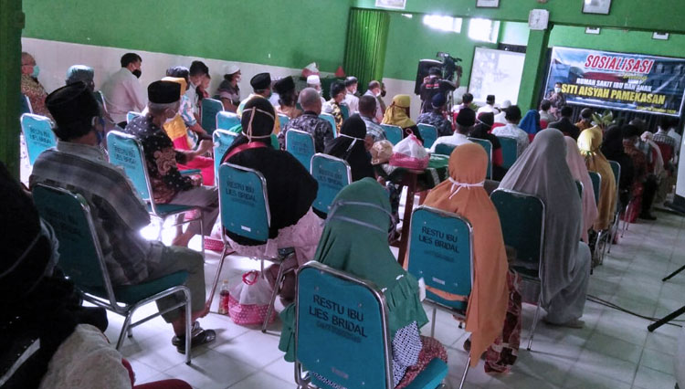 Petugas Klinik Siti Aisyah saat gelar sosialisasi dan dialog dengan sejumlah masyarakat Kabupaten Pamekasan, Madura di aula SMP Muhammadiyah. (Foto: Akhmad Syafi'i/TIMES Indonesia)
