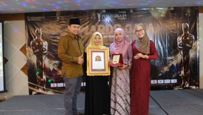 Laili Purnama bersama perwakilan dari 6000 wanita Indonesia menerima penghargaan Top No.1 Brand and Product Award 2020. (Dok. PT Karya Laili Mendunia) 