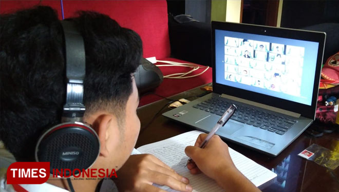 Salah satu maba FEB Unej mengikuti ospek daring melalui aplikasi tatap muka virtual. (Foto: BEM FEB Unej for TIMES Indonesia)