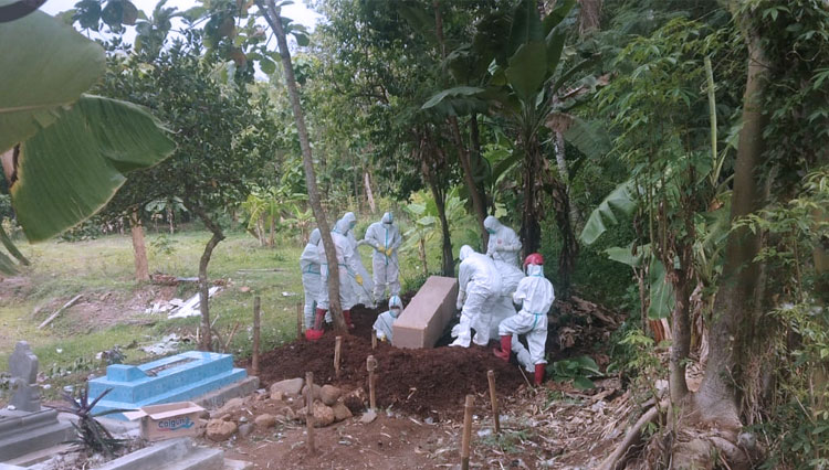 Pemakaman pasien positif Covid-19 di Kabupaten Majalengka. (Foto: BPBD Majalengka for TIMES Indonesia)