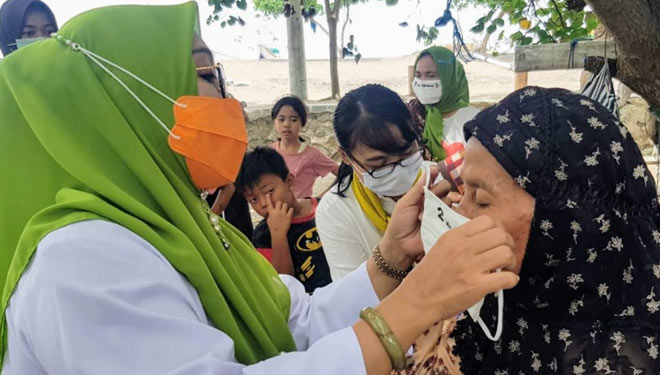 Calon Wali Kota Mataram Hj Putu Selly Andayani saat membagikan masker kepada masyarakat.(Foto: Tim Selly-Manan)