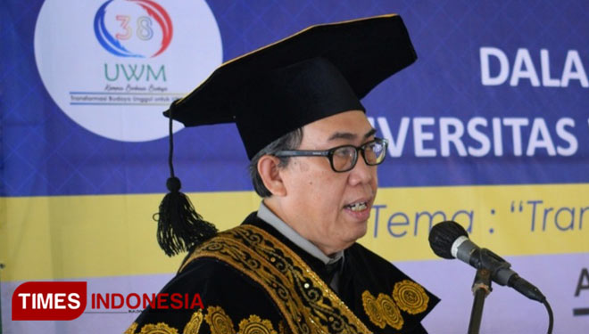 Rektor UWM Yogyakarta, Prof Dr Edy Suandi Hamid M Ec saat berpidato dalam acara Dies Natalis ke-38 UWM di Pendopo nDalem Mangkubumen. (FOTO: UWM for TIMES Indonesia)