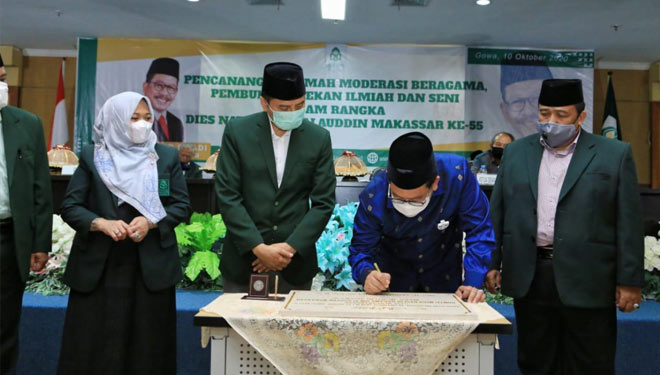 Wamenag Zainut Tauhid Saadi menandatangani prasasti pencanangan rumah moderasi beragama UIN Alauddin Makassar. (Foto: Dokumentasi Kemenag) 