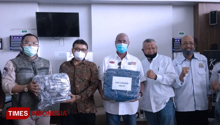 Ketua Kadin Kabupaten bersama Kadin Jabar melakukan penyerahan sembako dan masker (Foto: Dede Sofiyah/TIMES Indonesia)