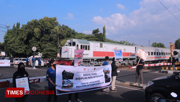 Sosialisasi disiplin perlintasan sebidang Kota Cirebon. (Foto: Dede Sofiyah/TIMES Indonesia)