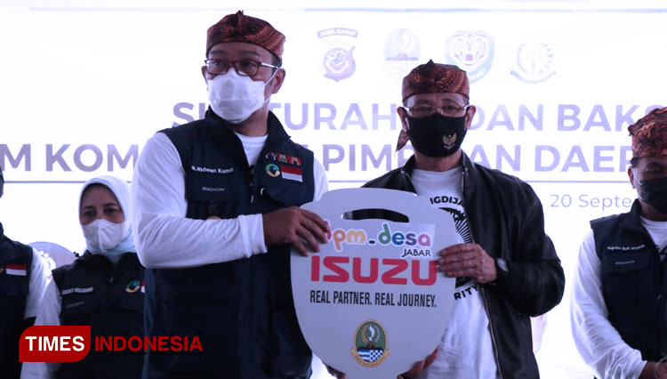 Gubernur Jabar Ridwan Kamil menyerahkan secara simbolis kunci Mobil Maskara kepada Bupati Majalengka Karna Sobahi. (Foto: Jaja Sumarja/TIMES Indonesia)