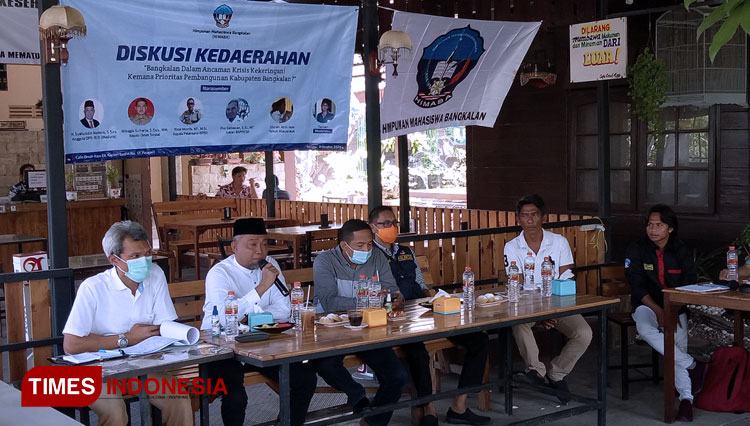 Anggota DPR RI H Syafiuddin Asmoro salah satu narasumber dalam diskusi soal kekeringan yang digelar Himpunan Mahasiswa Bangkalan (Himaba). (Foto: Doni Heriyanto/TIMES Indonesia)