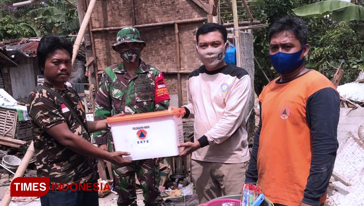 Bantuan dari UPT BPBD Kecamatan Sidareja dan Forkopimcam, diterima oleh korban yang atap rumahnya ambruk. (Foto: Hermawan Septianto/TIMES Indonesia)