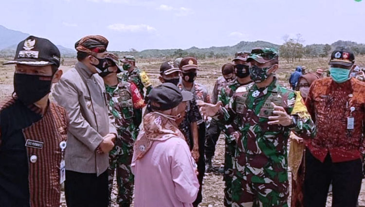 Brigjen TNI Jimmy Ramoz Manalu, S.Hub.Int dan jajarannya meminta jalan yang telah dibangun bersama Satgas TMMD Reguler 109, baik TNI maupun Polri, dirawat dengan baik untuk generasi selanjutnya. (FOTO: AJP TIMES Indonesia)