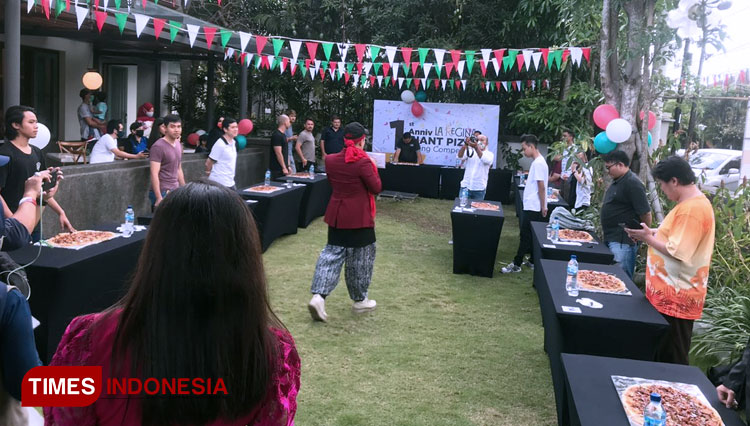 Suasana kompetisi makan Pizza Perayaan La Regina Ristorante Minggu, (11/10/2020) (FOTO: Nadira Rahmasari/ TIMES Indonesia)
