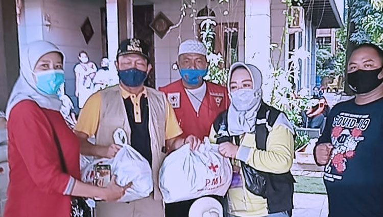Pemberian bantuan dari PMI Jakarta Selatan kepada warga yang terdampak banjir di kawasan Ciganjur, Jakarta Selatan. (Foto: Instagram PMI Jakarta Selatan) 
