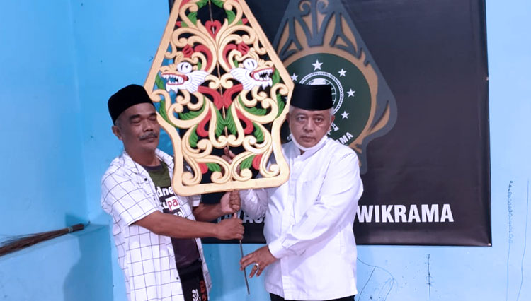 Abah Sanusi saat menerima wayang Wolak Walik dari Ki Jumali. (Foto: Sanusi Center)