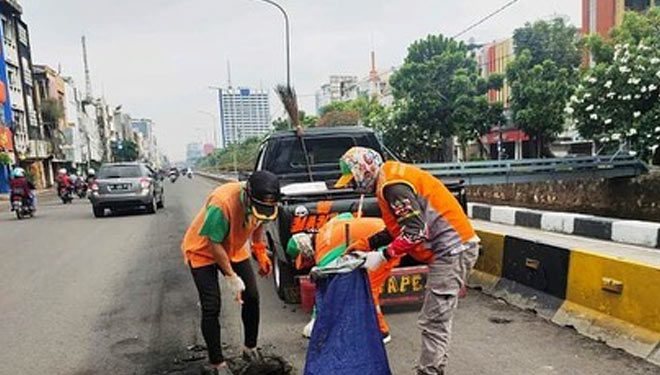 Sudin LH Jakarta Barat bersama PPSU setempat tengah melakukan pembersihan ruas jalan hayam wuruk. (Foto: Dokumentasi Kominfotik Jakarta Barat) 