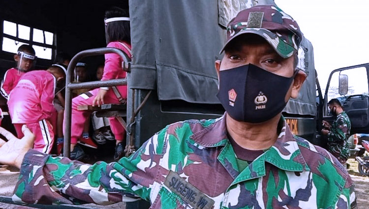 Sertu Sugeng Widodo, anggota Tim Jurnalis TMMD Reguler 109 Brebes saat mengenalkan kendaraan militer milik TNI pada siswa siswi PAUD Al Barokah (Foto: ajp.TIMES Indonesia)