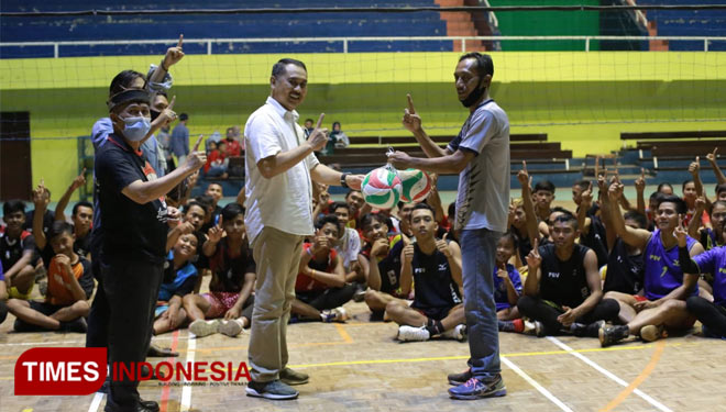 Calon Bupati Banyuwangi Yusuf Widyatmoko bersama para atlet Banyuwangi. (Foto: Rizki Alfian/ TIMES Indonesia)