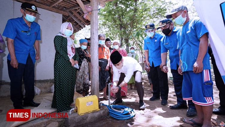 Bupati Banyuwangi Abdullah Azwar Anas mencoba sumber air bersih (FOTO: Rizki Alfian/TIMES Indonesia)