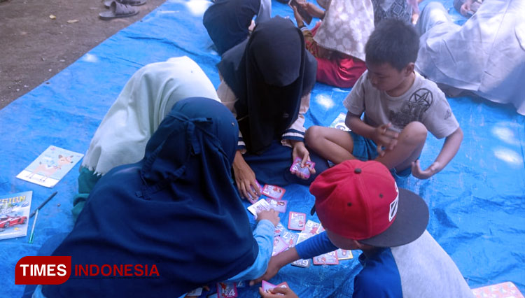 Anak-anak desa tengah bermain kartu matematika dalam Safari Gemartika. (FOTO: Gemartika for TIMES Indonesia)