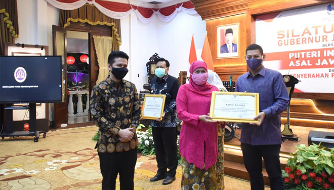 Walik Kota Kediri Abdullah Abu Bakar saat menerima penghargaan Agent of Change (Aoc) Gerakan Masyarakat Cerdas Menggunakan Obat (Gema Cermat) terbaik se-Jawa Timur yang diserahkan langsung gubernur Jatim. (Protokol dan Komunikasi Pimpinan Sekretariat)