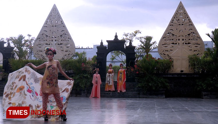 The models walk on catwalk with their batik at GMY Cultural Series #2 Batik Fashion Show. (PHOTO: Grand Mercure & Ibis Yogyakarta Adisucipto for TIMES Indonesia)