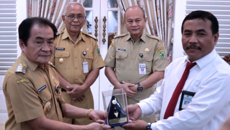 Bupati Banjarnegara Budhi Sarwono menerima plakat penghargaan opini Wajar Tanpa Pengecualian (WTP) dari Kemenkeu Republik Indonesia untuk tahun 2019. (FOTO : Diskominfo for TIMES Indonesia)