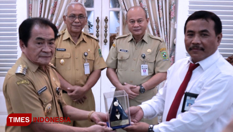 Bupati Banjarnegara Budhi Sarwono menerima plakat penghargaan opini Wajar Tanpa Pengecualian (WTP) dari Kemenkeu Republik Indonesia untuk tahun 2019. (FOTO : Diskominfo for TIMES Indonesia)