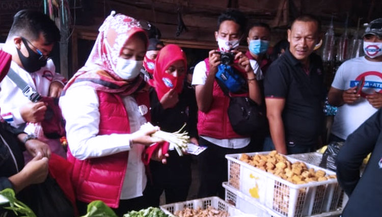 Calon Bupati Bandung nomor urut 2 Yena Iskandar Ma'soem menyapa para pedagang Pasar Soreang Kabupaten Bandung, Senin (12/10/2020). (FOTO: Fazar/TIMES Indonesia)