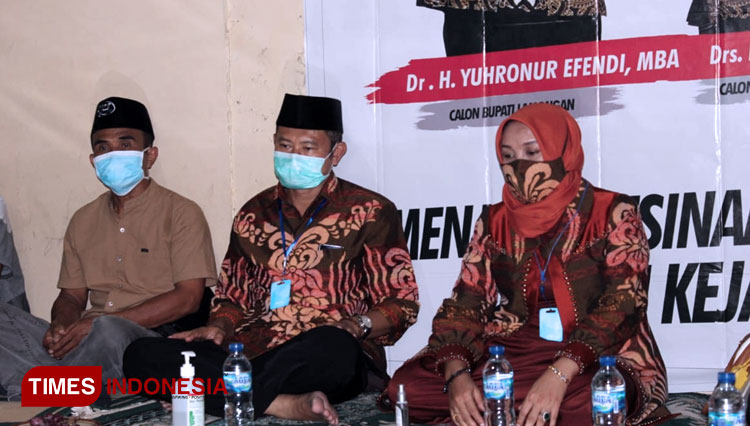 Cabup Yuhronur Efendi (tengah) didampingi sang istri, saat melaksanakan kampanye di Dapil 4, Senin (12/10/2020). (Foto: Tim YesBro for TIMES Indonesia)