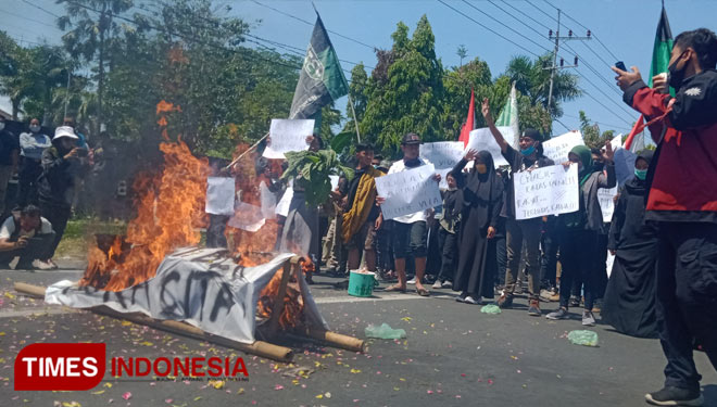 Demonstran melakukan aksi teatrikal di depan Kantor DPRD Bondowoso saat melakukan aksi demo tolak Omnibus Law UU Cipta Kerja (FOTO: Moh Bahri/TIMES Indonesia).