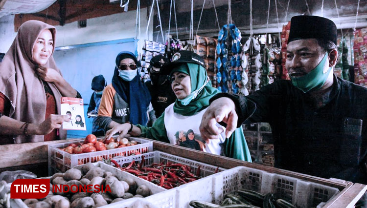 Dwi Astutik saat menyapa pedagang pasar tradisional (Foto: Dokumen pribadi Dwi Astutik for Times Indonesia)