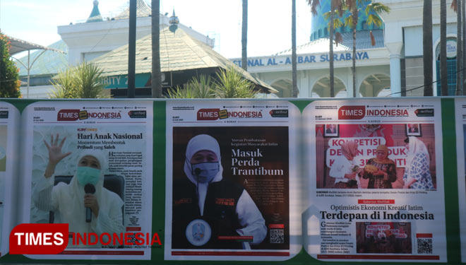 E-Koran TIMES Indonesia terpampang sepanjang 75 meter di pagar halaman Masjid Al Akbar Surabaya sebagai Kado HUT ke-75 Pemprov Jatim, Senin (12/10/2020).(Foto : Lely Yuana/TIMES Indonesia) 