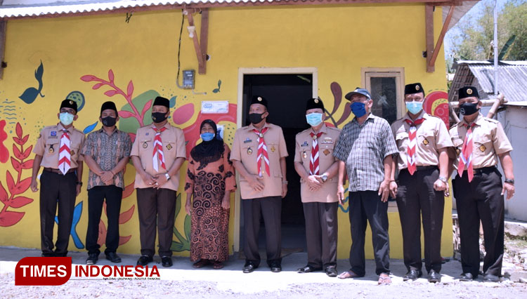 Bupati Lamongan, Fadelu bersama Wakil Ketua Harian Kwarda Jawa Timur, AR Purmadi serta pengurus Kwarcab Lamongan, saat meninjau rumah warga Kembangbahu yang telah direnovasi melalui kegiatan EJGSI, Senin (12/10/2020). (FOTO: Kwarcab Lamongan for TIMES Ind