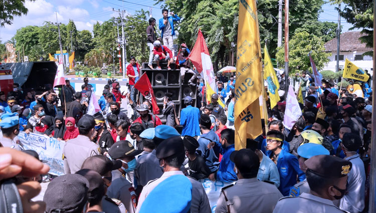 Aksi PMII dan GMNI Sumenep Menolak Omnibus Law UU Cipta Kerja Di Depan Gedung DPRD Sumenep. (FOTO: Ach. Qusyairi Nurullah/TIMES Indonesia)