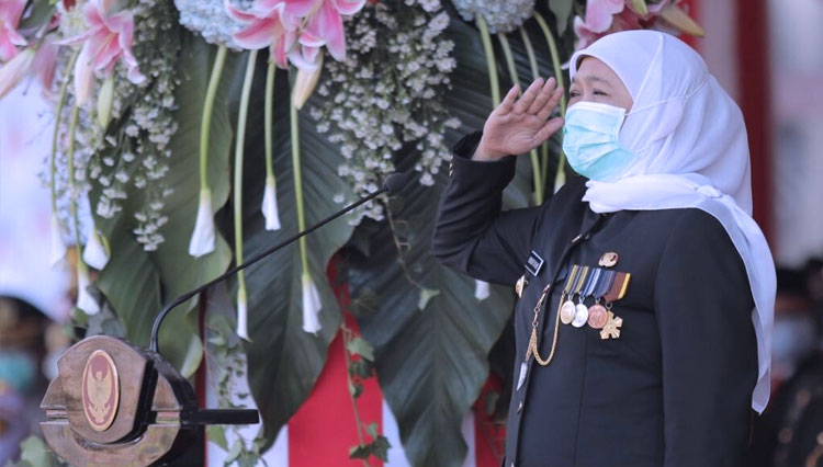 Gubernur Jatim Khofifah memimpin upacara peringatan HUT ke-75 Provinsi Jawa Timur di Gedung Negara Grahadi, Senin (12/10/2020). (FOTO: Dok. Biro Humas Pemprov Jatim) 