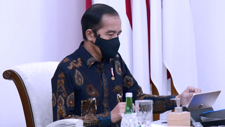 Presiden RI Jokowi saat memimpin rapat terbatas untuk membahas laporan Komite Penanganan Covid-19 dan Pemulihan Ekonomi Nasional. (FOTO: BPMI Setpres) 