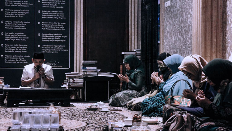 Pencipta syi'ir Tanpo Waton KH Mohammad Nizam saat memberikan dukungan doa untuk kemenangan Kelana-Dwi Astutik. (foto: Tim Pemenangan Kelana-Dwi Astutik)