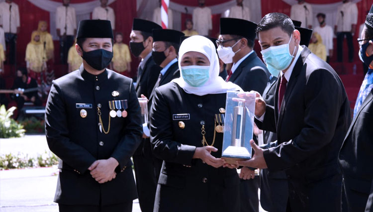 Gubernur Jatim saat serahkan Penghargaan Destana Award kepada Walikota Kediri di Grahadi Surabaya. (FOTO: Protokol dan Komunikasi Pimpinan Sekretariat Daerah Kota Kediri)