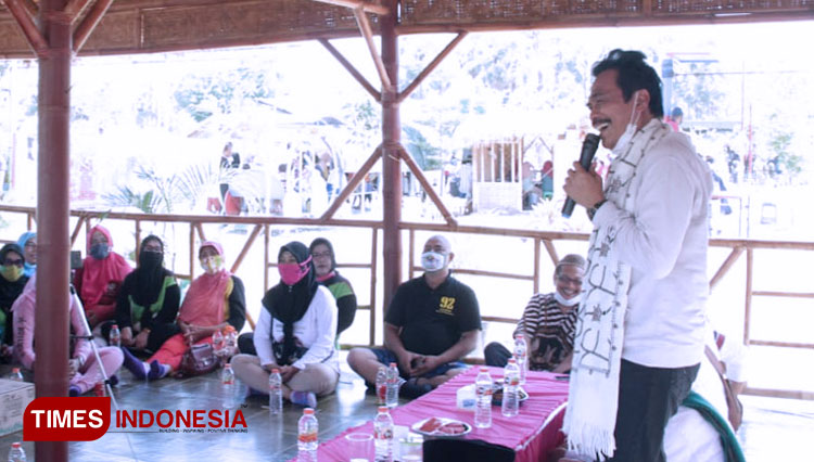 Cabup Moh Qosim berdialog dan berdiskusi dengan masyarakat di Kecamatan Panceng membahas pemberdayaan ekonomi umat. (Foto: Media Center Paslon QA for TIMES Indonesia).