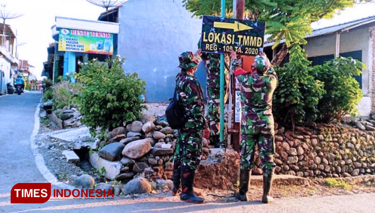 Pemasangan papan penunjuk arah ke lokasi TMMD Reguler 109 Kodim 0713 Brebes, ke Desa Desa Kalinusu, Kecamatan Bumiayu, Kabupaten Brebes, Jawa Tengah, diperbanyak. (FOTO: AJP/TIMES Indonesia)