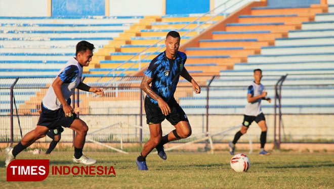 Salah satu aksi striker asing Persela, Gabriel do Carmo, dalam sesi latihan tim di Stadion Surajaya Lamongan beberapa waktu lalu. (FOTO: MFA Rohmatillah/ TIMES Indonesia)