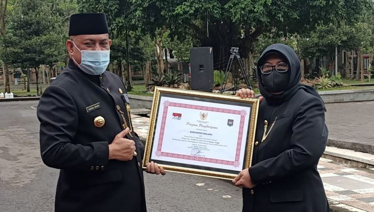 Pj Bupati Malang saat meneruskan pelakat penghargaan dari Kemendagri RI. (FOTO: Humas Pemkab Malang)