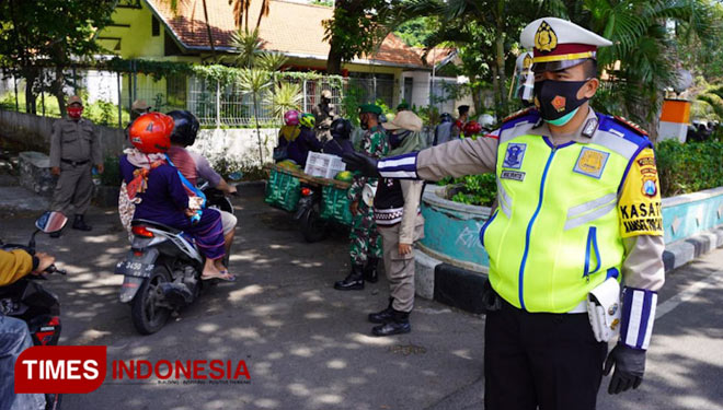 Polisi saat memeriksa kelengkapan kendaraan bermotor serta razia protokol kesehatan (Foto: Satlantas Polres Gresik for TIMES Indonesia).