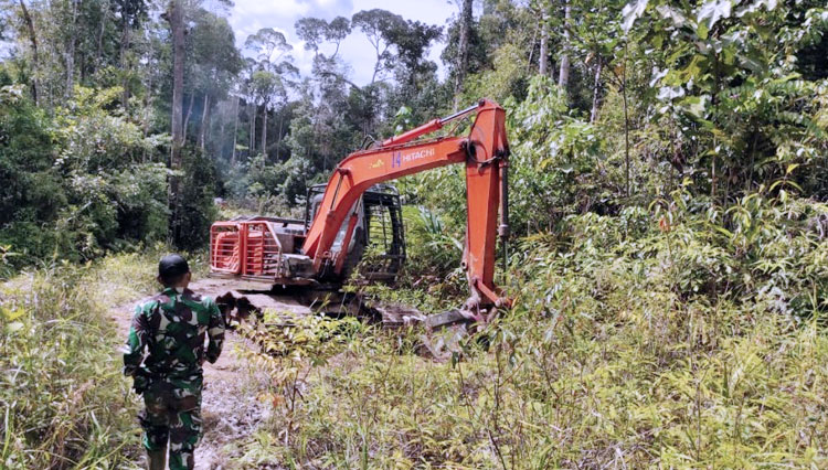 Hari Minggu pun Satgas TMMD 109 Kodim 1205/Sintang tetap melanjutkan pengerjaan jalan, pada Minggu (04/10/2020). (FOTO: AJP TIMES Indonesia)