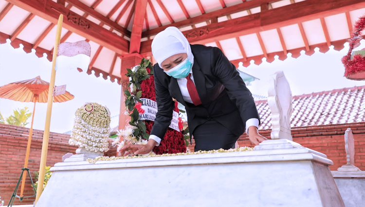 Gubernur Khofifah saat melakukan ziarah di makam RMT Soerjo di Kabupaten Magetan pada 9 Oktober 2020 jelang peringatan HUT ke-75 Provinsi Jatim. (foto: Dok. Biro Humas Pemprov Jatim) 