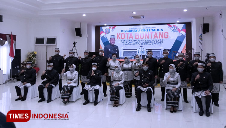 Pjs Walikota Bontang, Riza Indra Riadi  bersama Forkompimda dan Pimpinan OPD di pemerintah Kota Bontang usai upacara. (FOTO: Kusnadi/TIMES Indonesia)