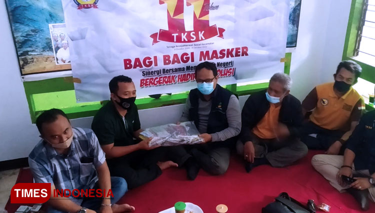 Penyerahan masker oleh Koordinator TKSK Bondowoso kepada jurnalis yang tergabung dalam PWI (Persatuan Wartawan Indonesia) (FOTO: Moh Bahri/TIMES Indonesia).