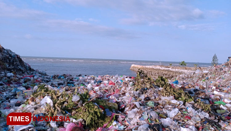 Tumpukan sampah di TPA yang berada di bibir pantai Desa Campurejo Kecamatan Panceng Kabupaten Gresik (Foto: Akmal/TIMES Indonesia).