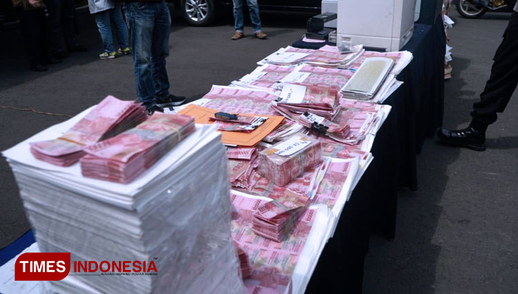 Barang bukti uang palsu yang berhasil diungkap Polres Cimahi. (FOTO: Iwa/ TIMES Indonesia)