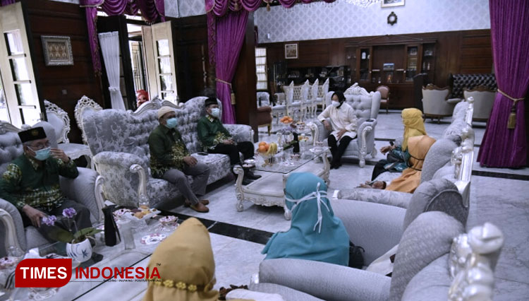 Wali Kota Surabaya Tri Rismaharini menemui perwakilan Muhammadiyah dan Aisyiah, Senin (12/10/2020). (Foto: Humas Pemkot Surabaya for TIMES Indonesia)